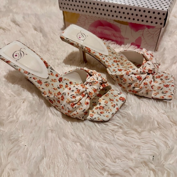 Delicious Shoes - Floral Knot Slide Heels in Cream and Orange - Women